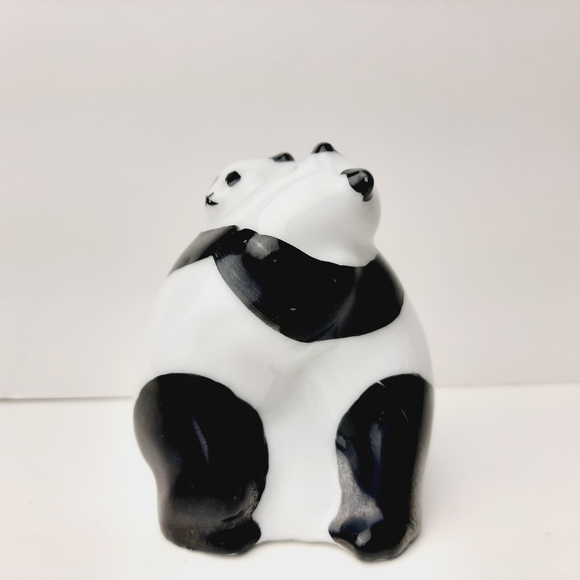 ๐ Vintage Japan Hugging Panda Bears Ceramic Figurine B&W Glazed Bottom Stamp - Picture 11 of 12